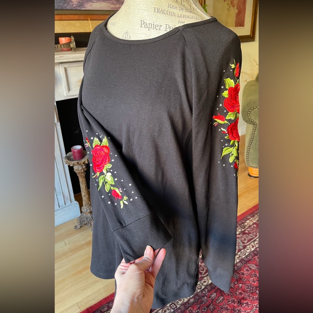 QUACKER FACTORY QVC Women’s Embroidered Roses Black Sweatshirt EUC Sz L Modified